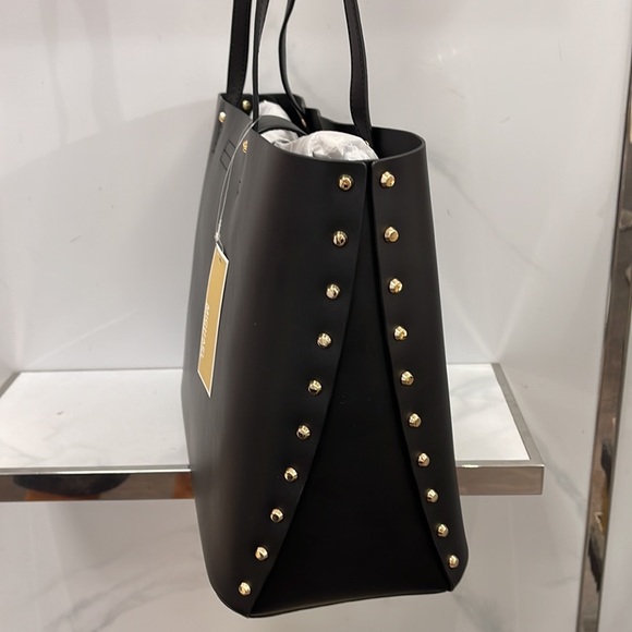 MICHAEL KORS MANHATTAN LARGE SHOULDER TOTE BAG
SMOOTH LEATHER
STUDS
BLACK - Picture 11 of 16